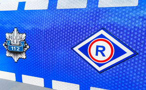 na zdjęciu znak policji i ruchu drogowego
