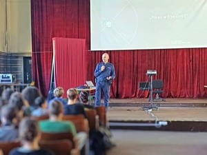 na zdjęciu policjant w trakcie zajęć