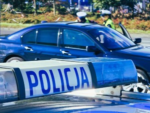 Policjanci w  trakcie kontroli drogowej