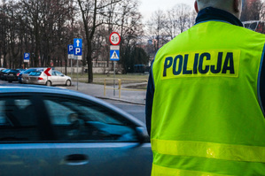 na zdjeciu policjant na drodze