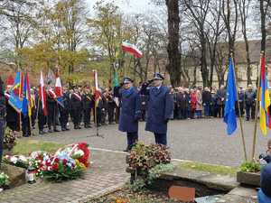 na zdjęciu mundurowi podczas obchodów dnia niepodległości