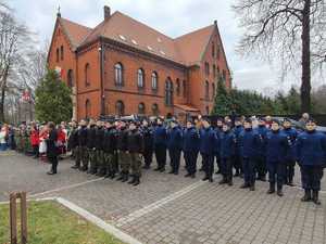 na zdjęciu mundurowi podczas obchodów dnia niepodległości