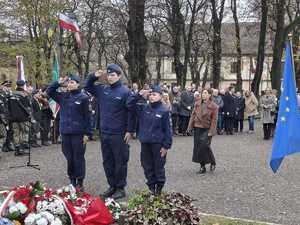 na zdjęciu mundurowi podczas obchodów dnia niepodległości