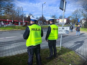 na zdjęciu policjanci podczas działań bezpieczny pieszy