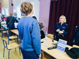 Policjanci podczas wydarzenia zawód od kuchni