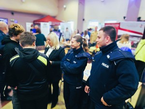 Policjanci podczas wydarzenia zawód od kuchni