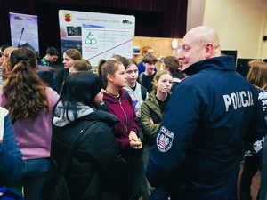 Policjanci podczas wydarzenia zawód od kuchni