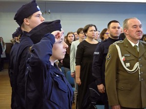 osoby podczas uroczystości ślubowania kadetów