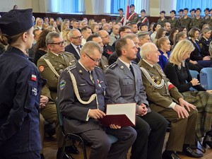 osoby podczas uroczystości ślubowania kadetów