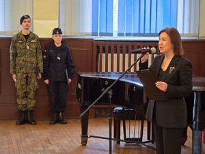 osoby podczas uroczystości ślubowania kadetów