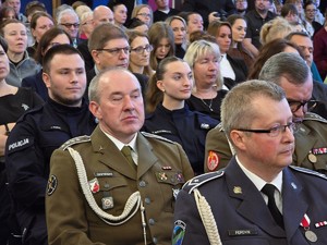osoby podczas uroczystości ślubowania kadetów