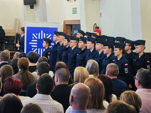 osoby podczas uroczystości ślubowania kadetów