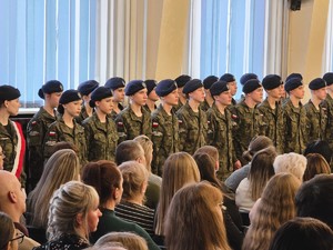 osoby podczas uroczystości ślubowania kadetów
