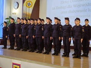 osoby podczas uroczystości ślubowania kadetów