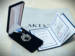 na zdjęciu odznaka honorowy dawca krwi