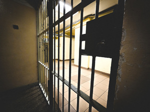 na zdjęciu karta aresztu