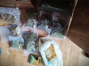 na zdjęciu zabezpieczano narkotyki