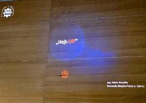 policjant na spotkaniu z uczniami