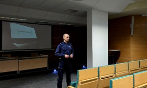 policjant na spotkaniu z uczniami