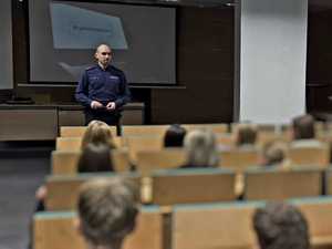 policjant na spotkaniu z uczniami