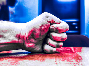 zaciśnięta pieść na  stole