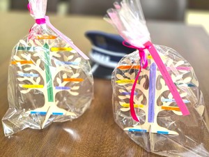 na zdjęciu papierowe drzewko