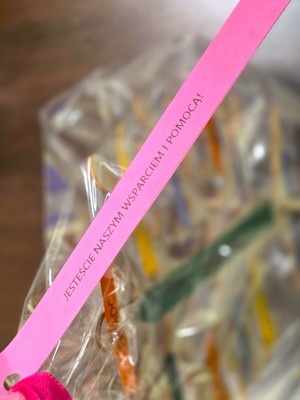 na zdjęciu papierowe drzewko