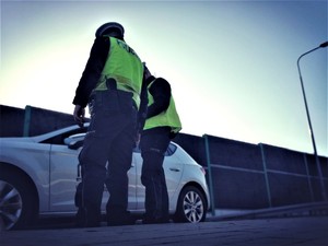na zdjęciu policjanci podczas kontroli drogowej