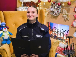 na zdjęciu policjantka podczas czytania bajek