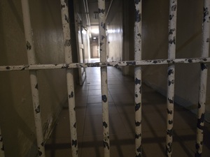 na zdjęciu krata aresztu