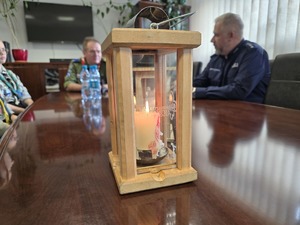 na zdjęciu policjanci podczas przyjęcia światła betlejemskiego.