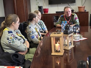 na zdjęciu policjanci podczas przyjęcia światła betlejemskiego.