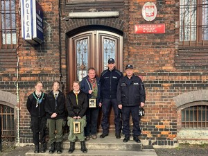 na zdjęciu policjanci podczas przyjęcia światła betlejemskiego.