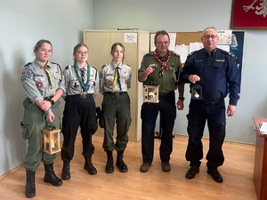 na zdjęciu policjanci podczas przyjęcia światła betlejemskiego.