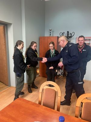 na zdjęciu policjanci podczas przyjęcia światła betlejemskiego.