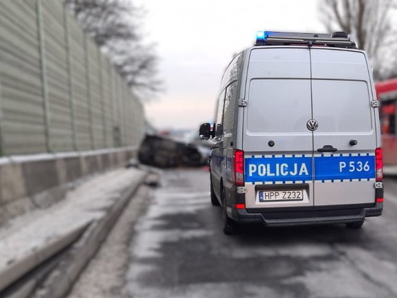 na zdjęciu radiowóz na miejscu zdarzenia drogowego