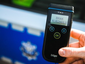 na zdjęciu alkomat z napisem brak alkoholu