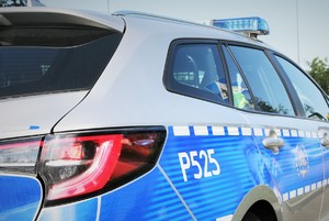 Zdjęcie kolorowe przedstawiające oznakowany radiowóz Policji.
