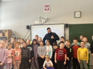 na zdjeciu dzielnicowy podczas spotkania z uczniami