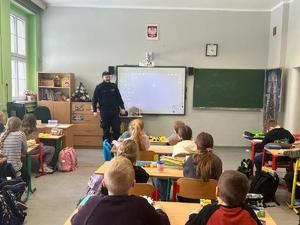 na zdjeciu dzielnicowy podczas spotkania z uczniami