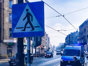 na zdjęciu znak przejścia dla pieszych i radiowóz