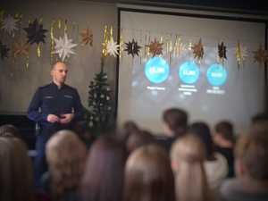 policjant podczas prelekcji