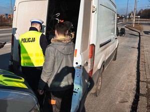 Policjant podczas kontroli drogowej