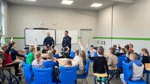 na zdjęciu policjanci podczas spotkania z dziećmi