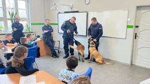 na zdjęciu policjanci podczas spotkania z dziećmi
