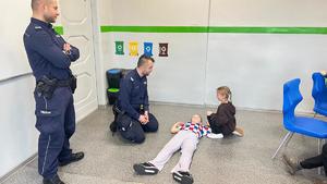 na zdjęciu policjanci podczas spotkania z dziećmi