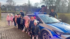 na zdjęciu policjanci podczas spotkania z dziećmi