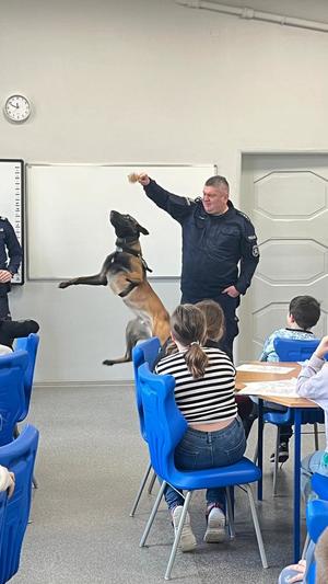 na zdjęciu policjanci podczas spotkania z dziećmi