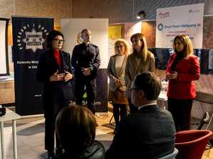 na zdjęciu policjant podczas debaty