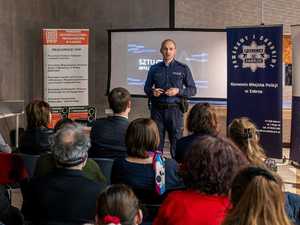 na zdjęciu policjant podczas debaty